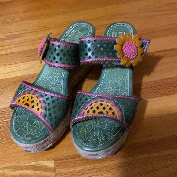 Cute wedge sandals size 9.  Like new. - Picture 3 of 3